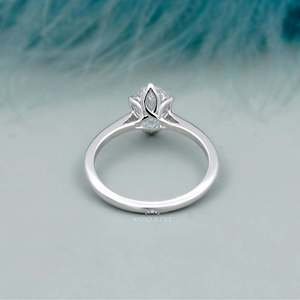 Anillo de Compromiso de Oro Blanco con Certificado IGI, Solitario Ovalado con Diamantes Engastados en 6 Puntas - Product Image 4