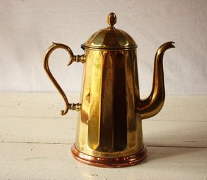 Cafetière en laiton de style moderne avec poignée ornée pour les maisons de décoration mondiales, les services de thé en plein air et les présentoirs de restauration - Product Image 3