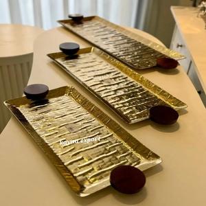 Bandeja de Servicio Decorativa de Aluminio Cuadrada de Lujo con Relieve, Chapada en Oro, con Patrón Personalizado y Mango de Madera para Restaurante, 50 Piezas - Product Image 2