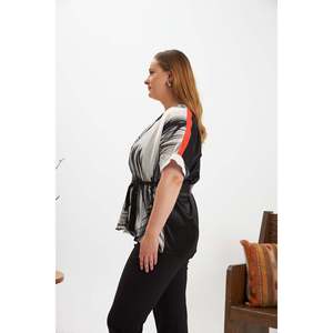 Blusa Kimono Negra Talla Grande RMG con Patrón Lineal Abstracto en Contraste y Mangas con Rayas Rojas, Top de Poliéster Drapeado con Cinturón - Product Image 4