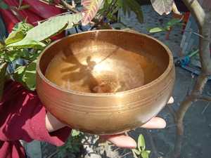 Cuencos para cantar de baile en agua de latón antiguo fabricados en Nepal, modelo artesanal de Metal estilo Feng Shui con técnica de impresión - Product Image 2