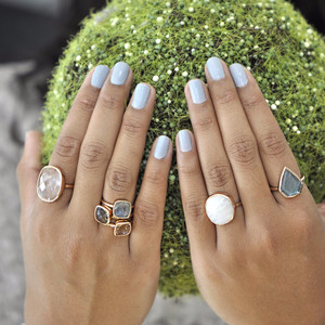 Bagues en pierre de lune arc-en-ciel plaqué or rose serti de lunette en argent sterling 925 Bague de pierre de naissance faite à la main Fournisseurs de gros de bijoux - Product Image 5