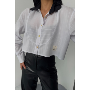 Blusa Elegante para Mujer, Blanca, Estilo Crop Top, con Cuello Blanco y Detalle de Etiqueta - Product Image 3