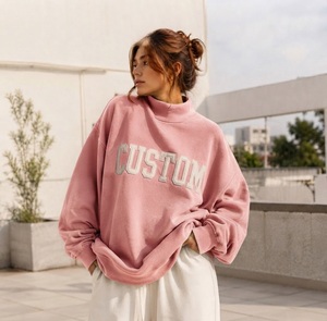 เสื้อสเวตเชิ้ตคอเต่าทรงโอเวอร์ไซส์สำหรับผู้หญิง สีชมพู พิมพ์ลายตัวอักษรตามสั่ง ไหล่ตก ผ้าถัก คอตตอน แฟชั่นลำลองสำหรับฤดูใบไม้ร่วง - Product Image 1