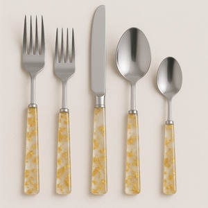 Juego de cubiertos de acero espejado de moda con asas de resina inspiradas en terrazo, juego de cubiertos moderno de cinco piezas para una elegante mesa de comedor - Product Image 4