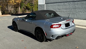 Fiat 124 Spider Abarth 2020, moteur 1,4 L I4 Multiair Turbo, boîte manuelle 6 vitesses, voiture décapotable - Product Image 2