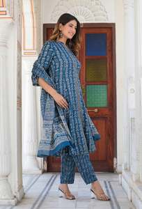 Ensemble Kurta Anarkali en rayonne à imprimé floral bleu pour femmes avec col mandarin et manches évasées, accompagné d'un pantalon et d'un dupatta assortis - Product Image 3