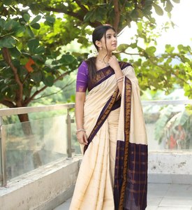 Imagen Real mostrada estilo indio del Sur suave tela de seda Lichi color brillante arte seda Jacquard borde Saree con pieza de blusa para correr - Product Image 4