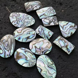 หินเปลือกหอยเป๋าฮื้อธรรมชาติคุณภาพสูง รูปทรงผสม ขัดเงา สำหรับบำบัดรักษา ลด 20% และของขวัญปีใหม่ - Product Image 2
