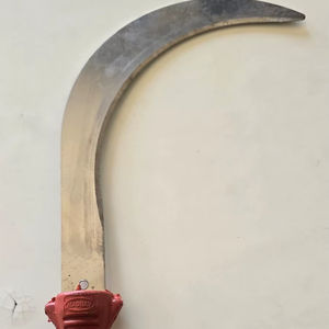 เคียวใบมีดหยักด้ามไม้ขัดเงา ขนาดใบมีด 13 นิ้ว สำหรับตัดหญ้าและพรวนดิน ขายส่ง - Product Image 1