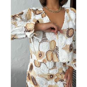 เสื้อเบลาส์แขนยาวลายพิมพ์คอวีสำหรับผู้หญิง Topshow สีน้ำตาล มีจำหน่ายราคาส่ง - Product Image 2