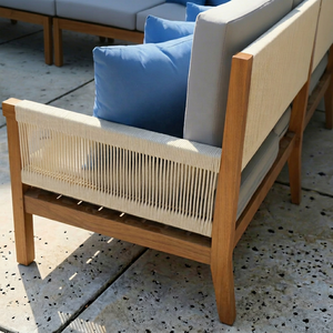 Sofá Moderno para Exteriores de Una Plaza con Estructura de Teca y Tejido de Ratán PE, Diseño Impermeable, Cojín Azul Claro para Hotel y Villa - Product Image 1