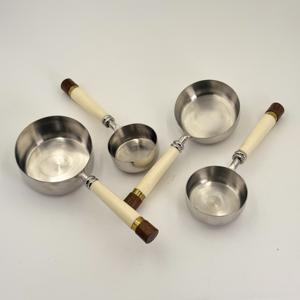 Juego Profesional de Lujo de 4 Piezas de Tazas y Cucharas Medidoras de Acero Inoxidable con Mango de Madera y Resina para Hornear - Product Image 2