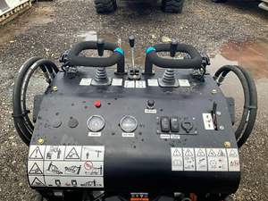 Minicargadora Compacta Usada KRT Equipment S 650, 500 Libras, 25 HP, Kawasaki PLC para Bomba - Product Image 6