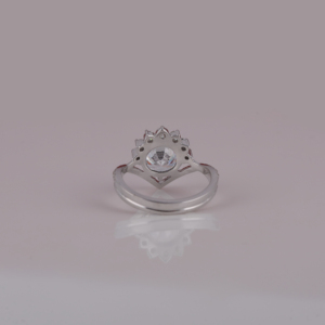 Anillo de compromiso de diamante cultivado en laboratorio con corte redondo, chapado en oro sólido de 10KT, certificado IGI, su regalo perfecto para cumpleaños - Product Image 3