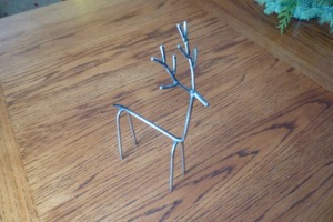 Decoración de mesa de Reno plateado abstracto | Una figurita de metal pequeña y moderna para una estantería, escritorio o bandeja escalonada - Product Image 6