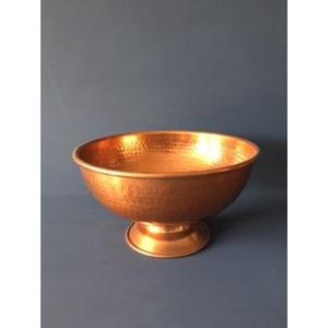 Bol de service en laiton au design authentique avec des accents artisanaux ornés pour des arrangements de table à thème de luxe - Product Image 1