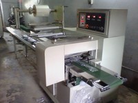 Automatische elektrische machine voor het verpakken van voedsel, dranken, fruit, groenten, wortels in zakjes van plastic en papier, met hoge snelheid en horizontale verpakking, voorzien van een motor.