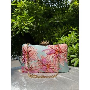 Pochette de soirée brodée florale et perlée avec chaîne et rabat – Sac à main de fête avec doublure en polyester - Product Image 1