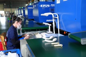 Современный дизайн <span class=keywords><strong>ABS</strong></span> чистый пластик SUS 304 из нержавеющей стали аксессуары для смесителя легко установить для общего кухонного мытья посуды - Product Image 3