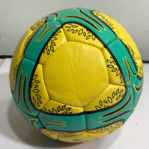 Ballon de football en cuir PU cousu à la main pour l'entraînement professionnel, léger et durable pour hommes/femmes/jeunes/garçons/filles - Product Image 3