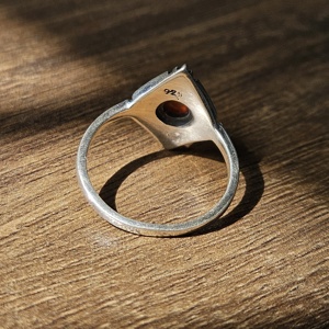 Bague classique en argent oxydé avec forme de losange en cornaline pour les mariages, les anniversaires, les fêtes ou les fiançailles - Product Image 3