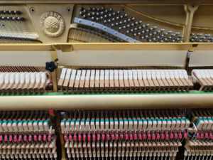 Piano Vertical Yamaha W102bw de Calidad Japonesa, 88 Teclas, Rendimiento Profesional, Sonido Potente y Claro, Estilo Clásico, Listo para el Escenario - Product Image 4