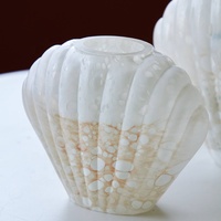 Vase en verre sodocalcique soufflé à la main d'inspiration coquillage, beige moucheté, lustre nacré, blanc cannelé, design côtier moderne, décoration d'intérieur