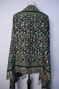 ผ้าคลุมไหล่ฤดูหนาวสไตล์แคชเมียร์ พร้อมลายปักสีขาวอย่างประณีต ผลิตจากโพลีเอสเตอร์ ลายเรียบง่าย อุ่นสบายและมีสไตล์ - Product Image 5