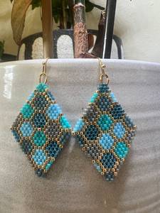 ต่างหูประดับลูกปัดดีไซน์ทันสมัยสีเทอร์ควอยซ์ ประดับด้วยลูกปัดแก้วแบบพู่ห้อยและเรซิ่น ของขวัญเครื่องประดับสุดพิเศษจาก MS Handicraft - Product Image 2