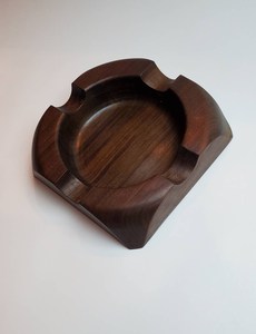 Cendrier en laiton au design unique de qualité supérieure avec base en bois Élégant et durable pour cigares et cigarettes Taille personnalisée - Product Image 2
