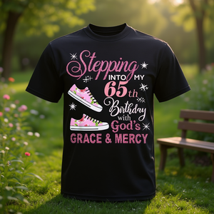 Camiseta con la frase: Entrando a mi 65.º cumpleaños con la gracia y misericordia de Dios - Product Image 3