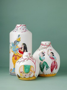 Ensemble de vases décoratifs peints à la main, art Pattachitra, histoire d'amour Radha Krishna, vases floraux décoratifs pour le salon, décoration de la maison - Product Image 1
