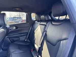 Faible kilométrage, Compass Trailhawk 4WD 2024 avec volant à gauche, sièges en cuir, intérieur foncé, jantes en alliage, caméra arrière chauffée - Product Image 5