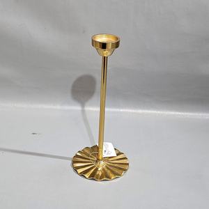 Bougeoirs en métal doré Maxery Nordic Modern Support décoratif de luxe pour mariage pour la maison comprenant des pots de bougies et des lanternes - Product Image 3