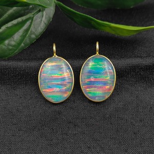 Colgante de ópalo de fuego de forma ovalada, ajuste de bisel de lujo chapado en oro y plata 925, dijes ovalados hechos a mano, proveedor de joyería al por mayor - Product Image 1