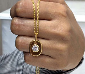 จี้เพชรโมอิสซาไนต์ทรงกลม 0.80 กะรัต ประดับขอบแบบเซ็ตโซลิแทร์ สำหรับงานแต่งงาน ครบรอบ หรือเป็นเครื่องประดับเสริมเสน่ห์สำหรับผู้หญิง ทำจากทองคำแท้ 14K สีเหลือง ดีไซน์หรูหรา สไตล์คริสเตียน - Product Image 1