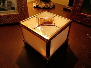 Cajas de anillos de joyería de cristal de forma cuadrada de buena calidad con acabado dorado perfecto para almacenar anillos collares y accesorios finos - Product Image 6