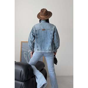 Veste en jean classique à col boutonné avec poche 6081 - Denim bleu moyen - Product Image 5