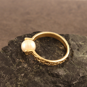 Anillo minimalista de perlas naturales de agua dulce, sortija elegante con textura chapada en oro de 24k, anillo redondo de tamaño 7us - Product Image 4