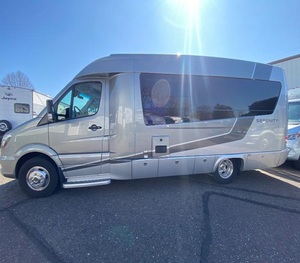 COMPRE Autocaravana Usada L-e-i-s-u-r-e T-r-a-v-e-l Serenity 24CB 2017 Lista para la Venta - Product Image 1