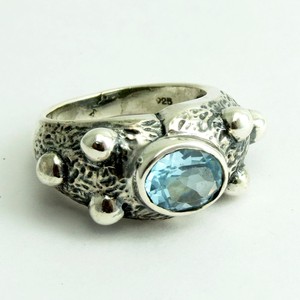 Impresionante Anillo de Plata de Ley con Topacio Azul Genuino en Forma Ovalada, Joyas Shri Ashapura, Engaste de Bisel, Estilo Bohemio, Tercera Pieza - Product Image 1