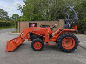 รถแทรกเตอร์ KUBOTA L3200 ขับเคลื่อน 4 ล้อ สีส้ม รถตักดิน รถแทรกเตอร์ขับเคลื่อน 4 ล้อ รถแทรกเตอร์ล้อยาง รถตักดินสำหรับงานเกษตร - Product Image 5