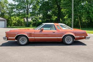 Ford Thunderbird 1979 d'occasion en excellent état, sans réserve, moteur V8 de 302 pouces cubes, couleur orange brûlé, toit en vinyle deux pièces - Product Image 3