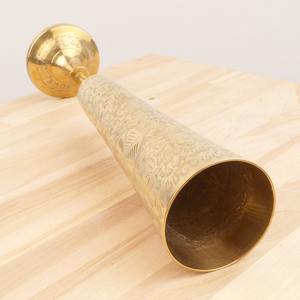 Vase de style royal finition or avec motif gravé, parfait pour la décoration intérieure de luxe, salon et mise en scène de table, en provenance d'Inde - Product Image 3