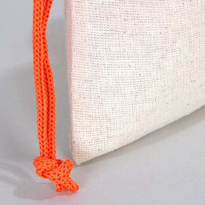 Pochette en tissu orange avec cordon de serrage 4x5 avec broderie de logo personnalisé pour l'emballage artisanal, la promotion, les cadeaux, impression sérigraphique - Product Image 5