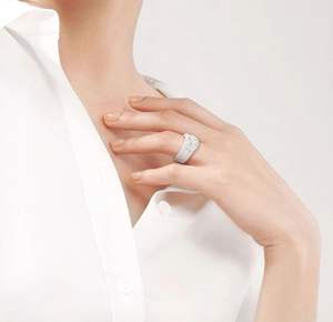 Anillo de Aniversario con Tres Diamantes Cultivados en Laboratorio, Diseño de Vástago Dividido, para Mujer, en Oro Rosa de 14K, Estilo Lindo, Marca RITZIN - Product Image 3