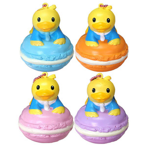 Piccola torta di Macaron di anatra gialla personalizzata giocattolo da spremere in poliuretano espanso lento rimbalzo a mano pizzico ornamenti simulazione cartone animato - Product Image 1