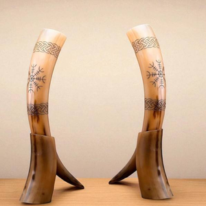 Soporte para Cuerno Vikingo Hecho a Mano, Taza de Cuerno de Buey con Símbolos Nórdicos Grabados, Ecológico, Apto para Alimentos, Impermeable, para Cerveza, Sidra y Mead - Product Image 1
