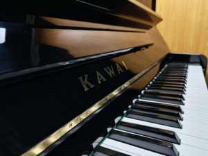 Piano vertical clásico japonés KAWAI BL51, tono equilibrado, calidad de exportación, diseño refinado, 88 teclas, excelente calidad de sonido. - Product Image 2